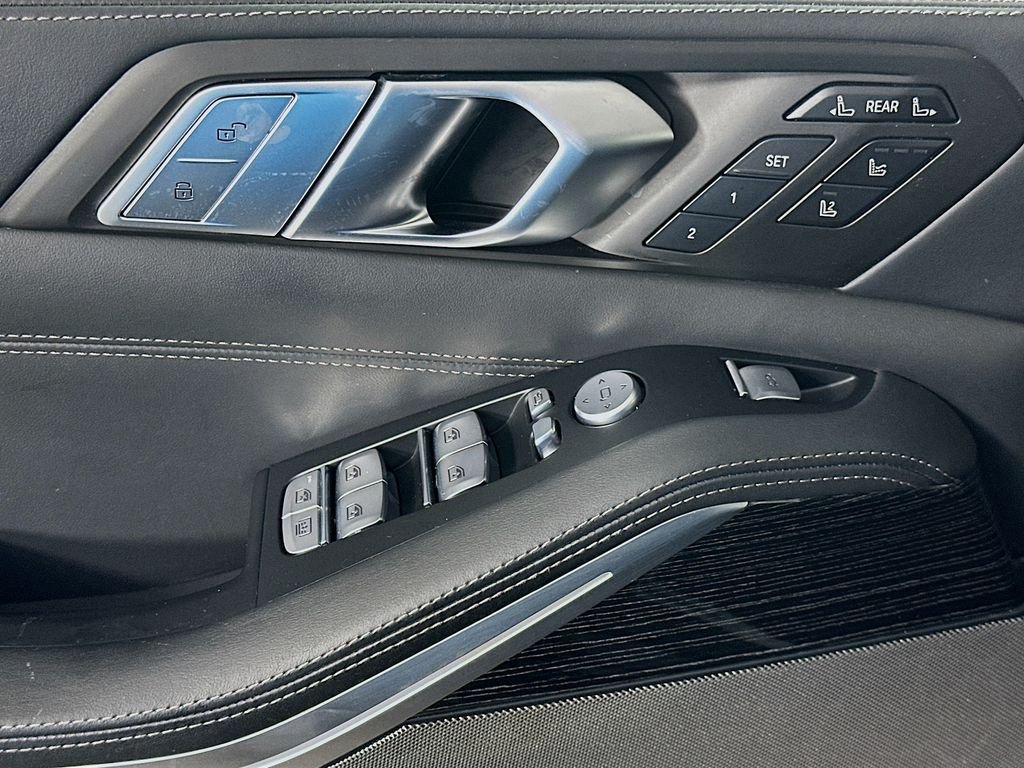 Used 2022 Black Sapphire Metallic BMW M50i image 18