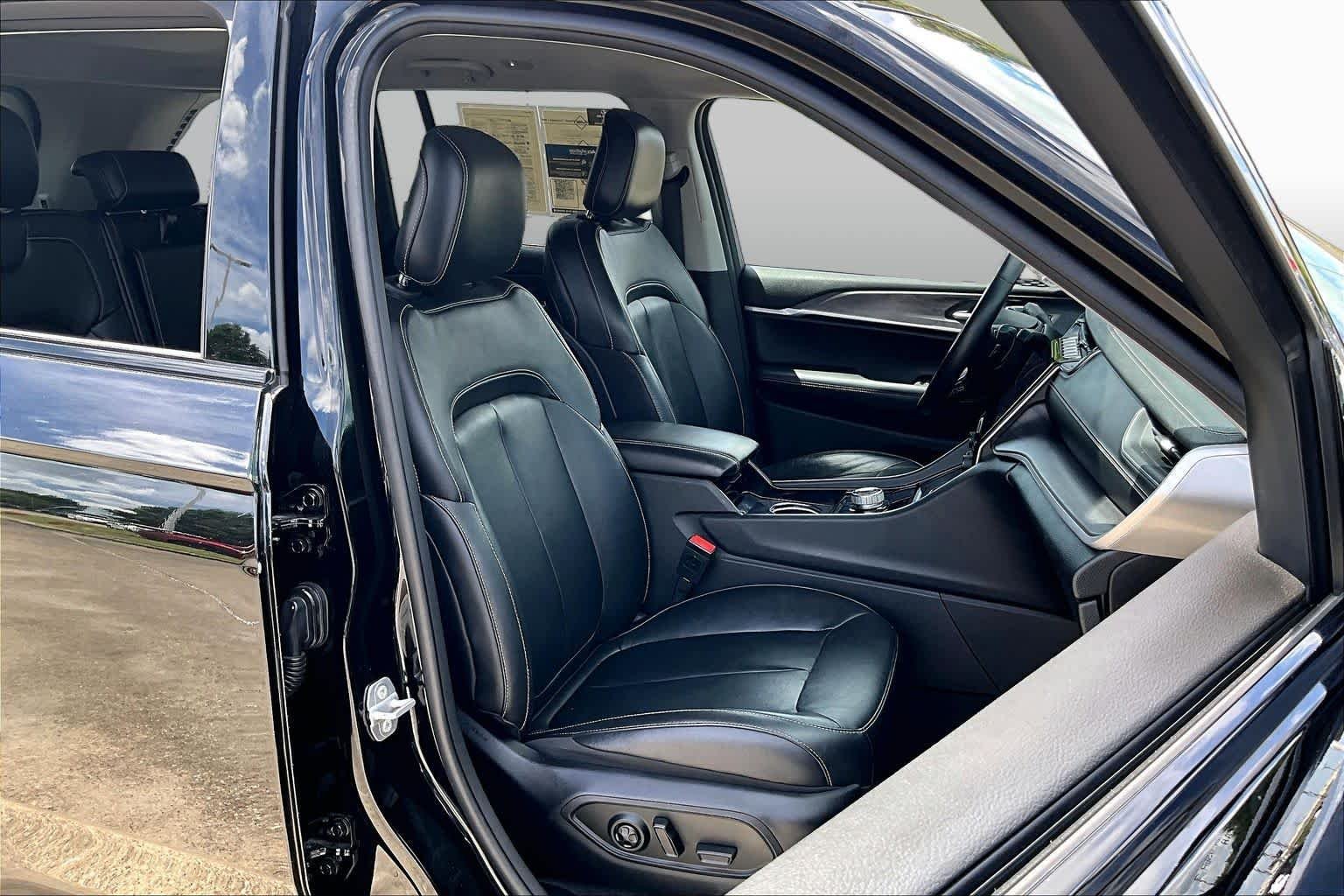 Used 2022 Diamond Black Crystal Pearlcoat Jeep Limited image 8