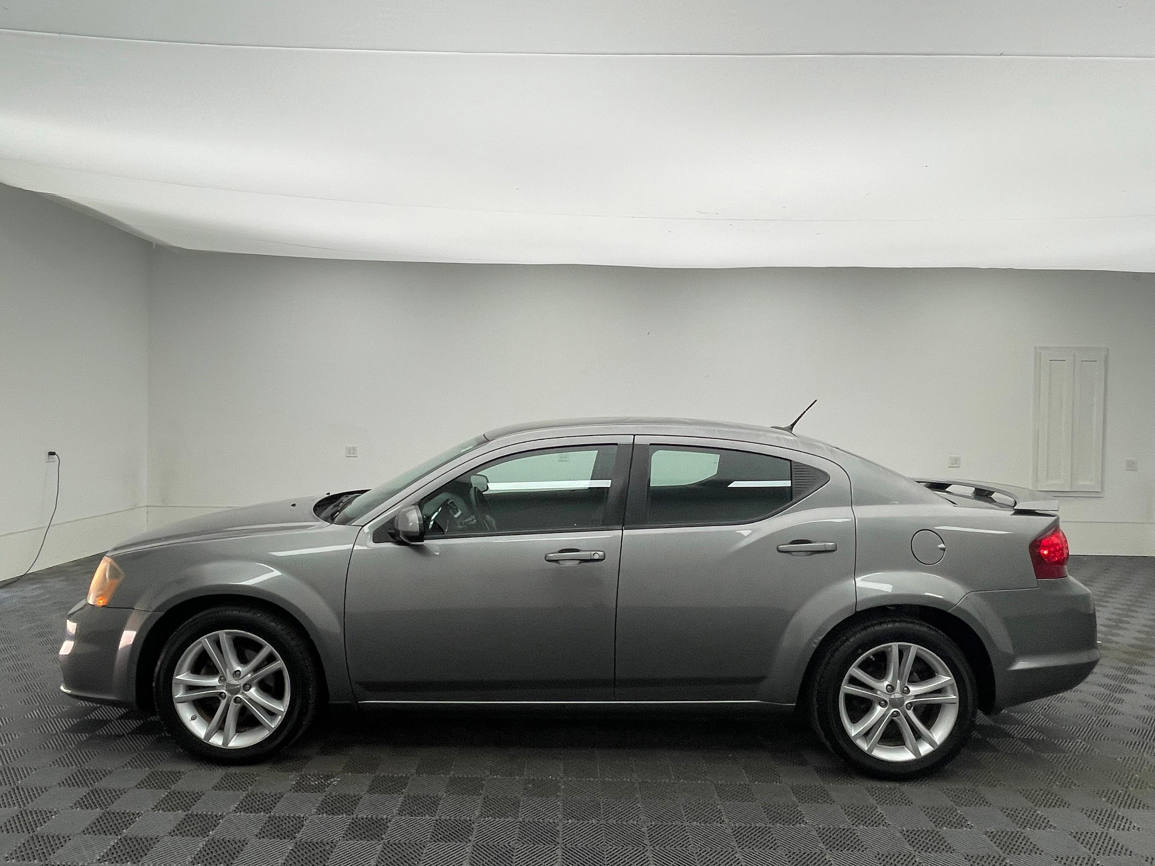 Used 2013 Mineral Gray Metallic Clearcoat Dodge SXT image 9