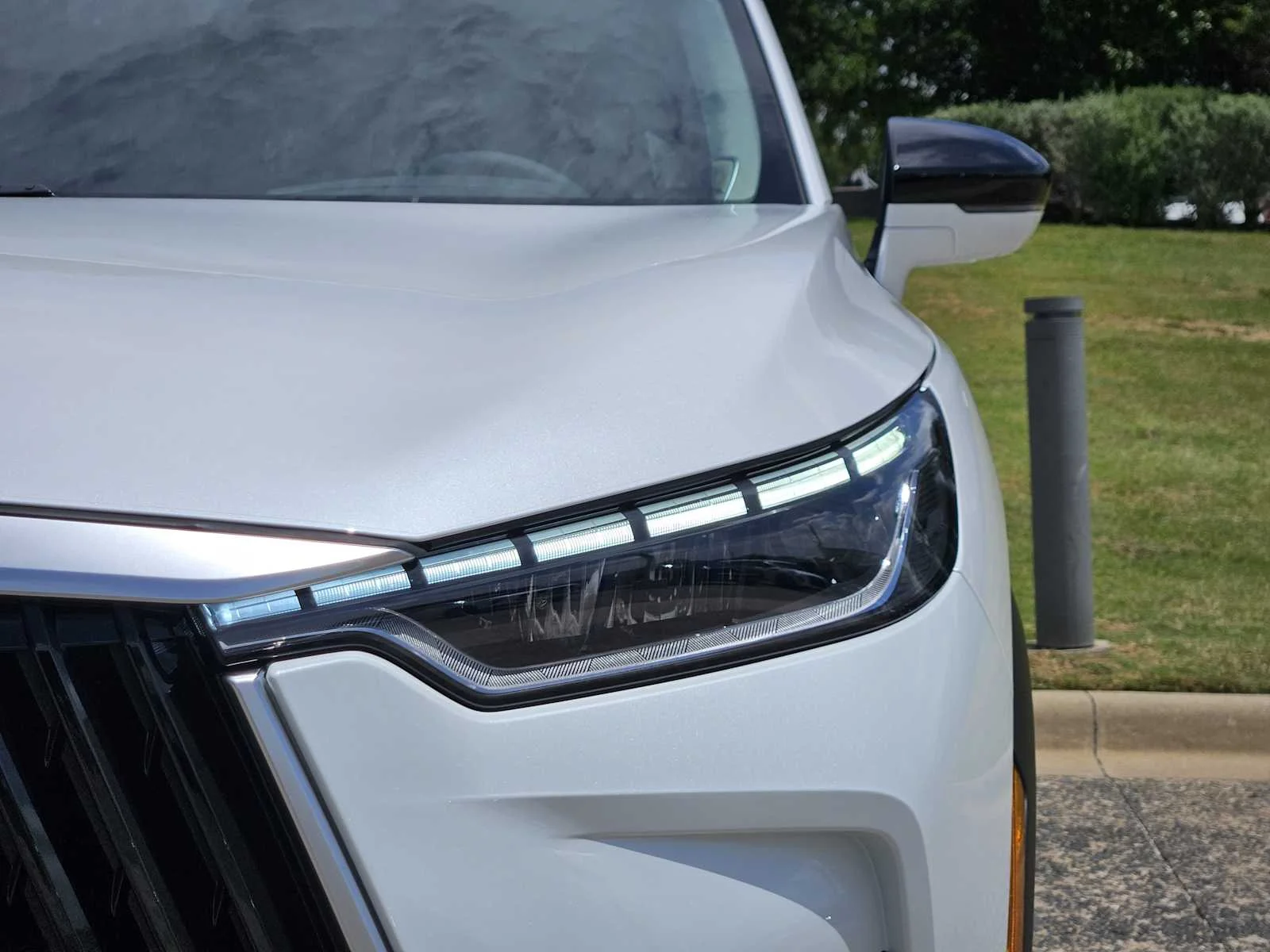 New 2027 RADIANT WHITE INFINITI Luxe AWD image 6