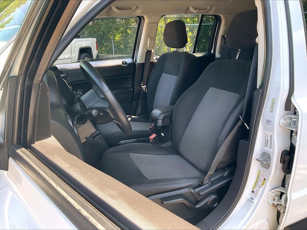 Used 2014 White Jeep Latitude image 10