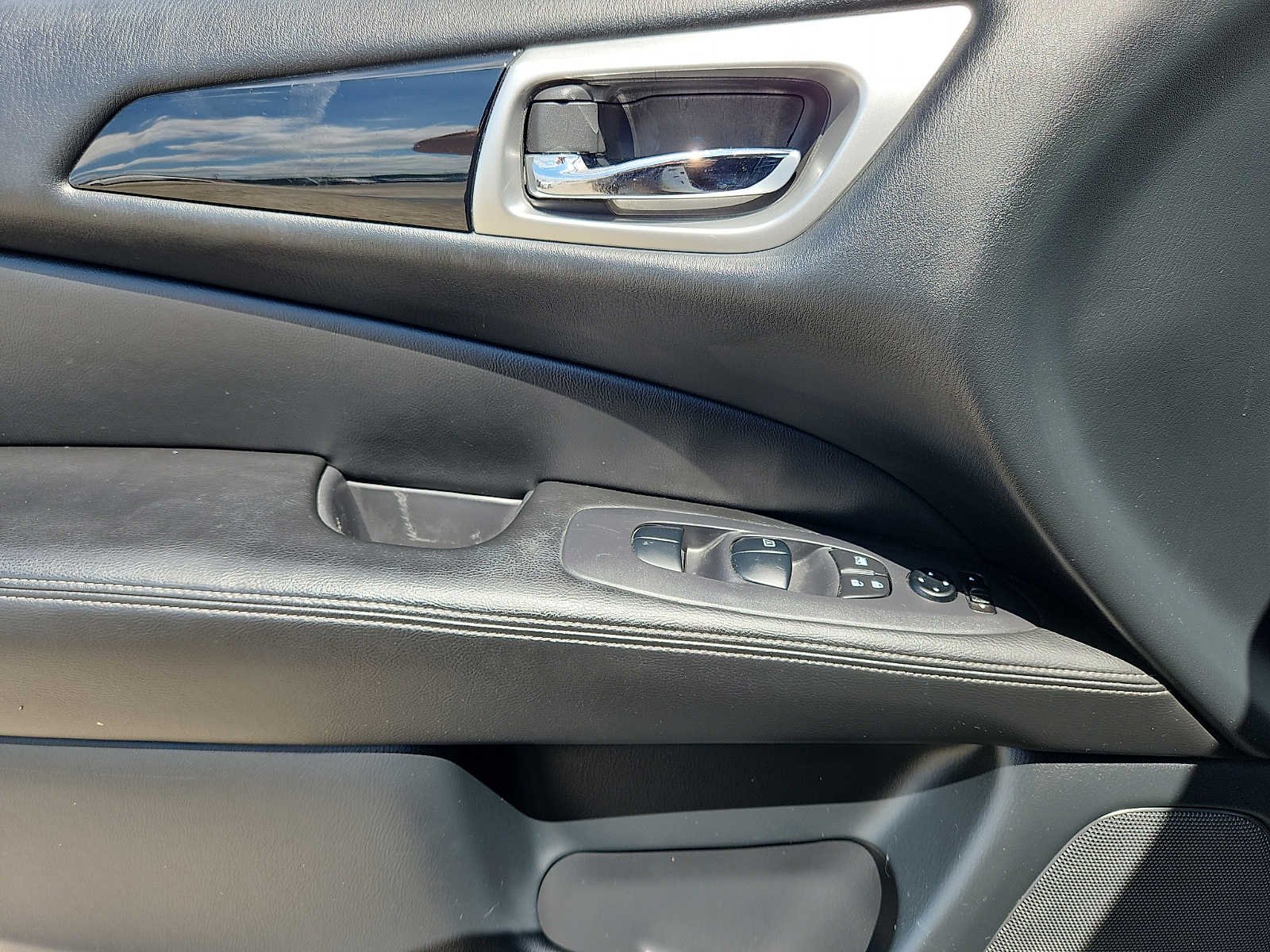 Used 2019 White Nissan S image 14