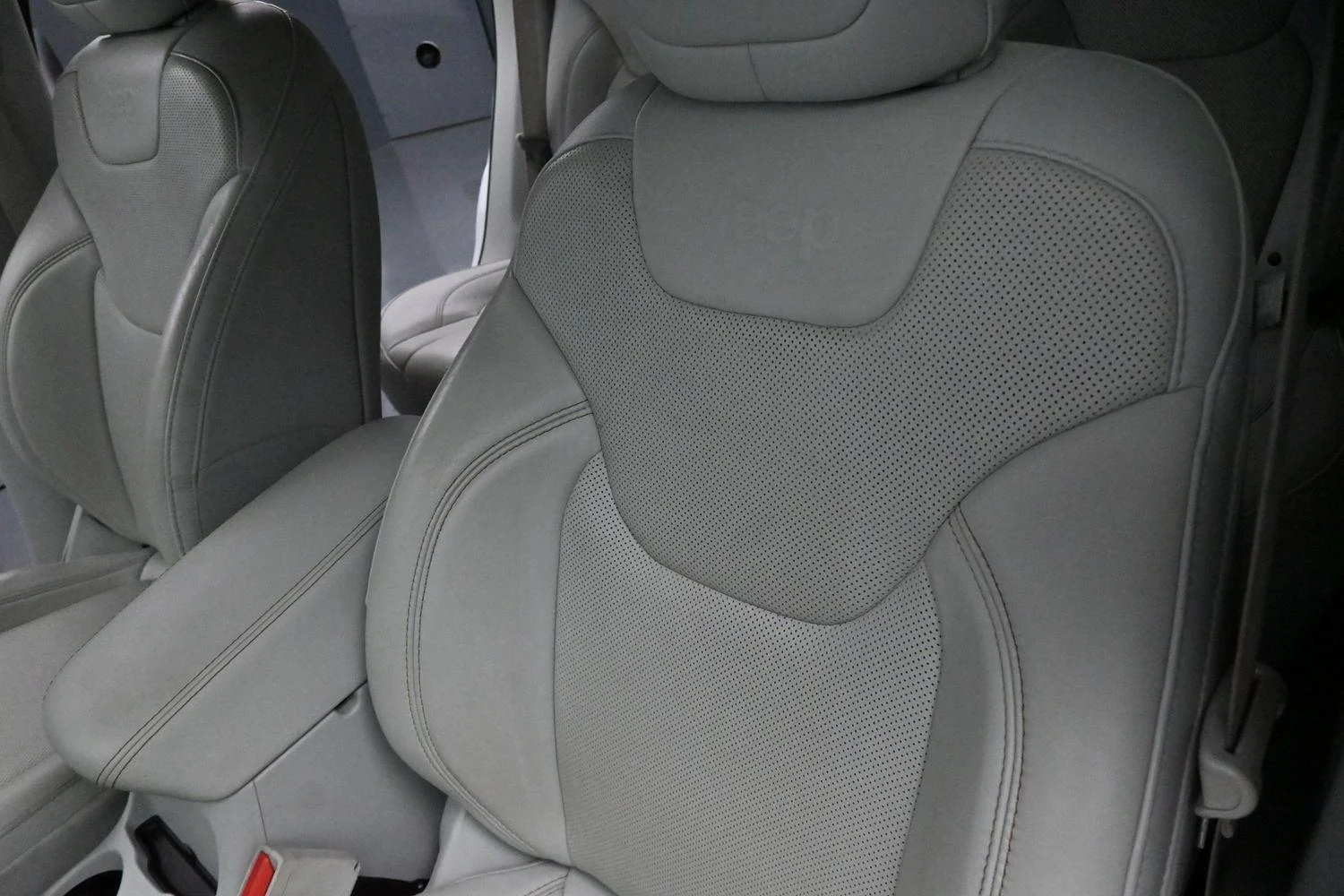 Used 2019 Bright White Clearcoat Jeep Limited image 14