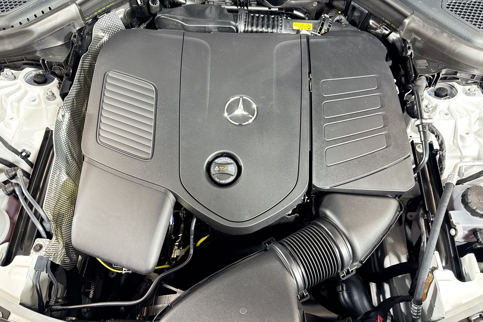 New 2026 MANUFAKTUR Moonlight White Metallic Mercedes-Benz GLC 300 image 28