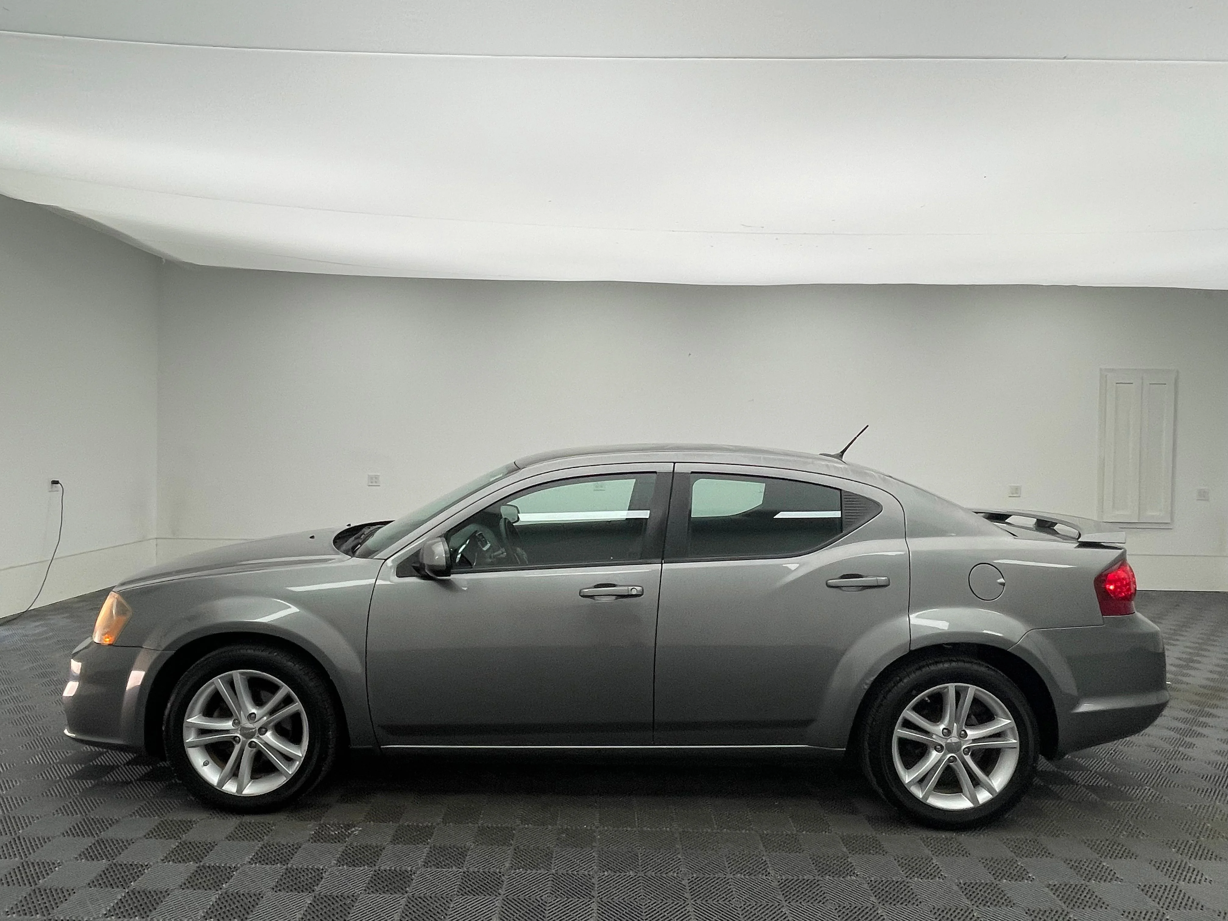 Used 2013 Mineral Gray Metallic Clearcoat Dodge SXT image 9