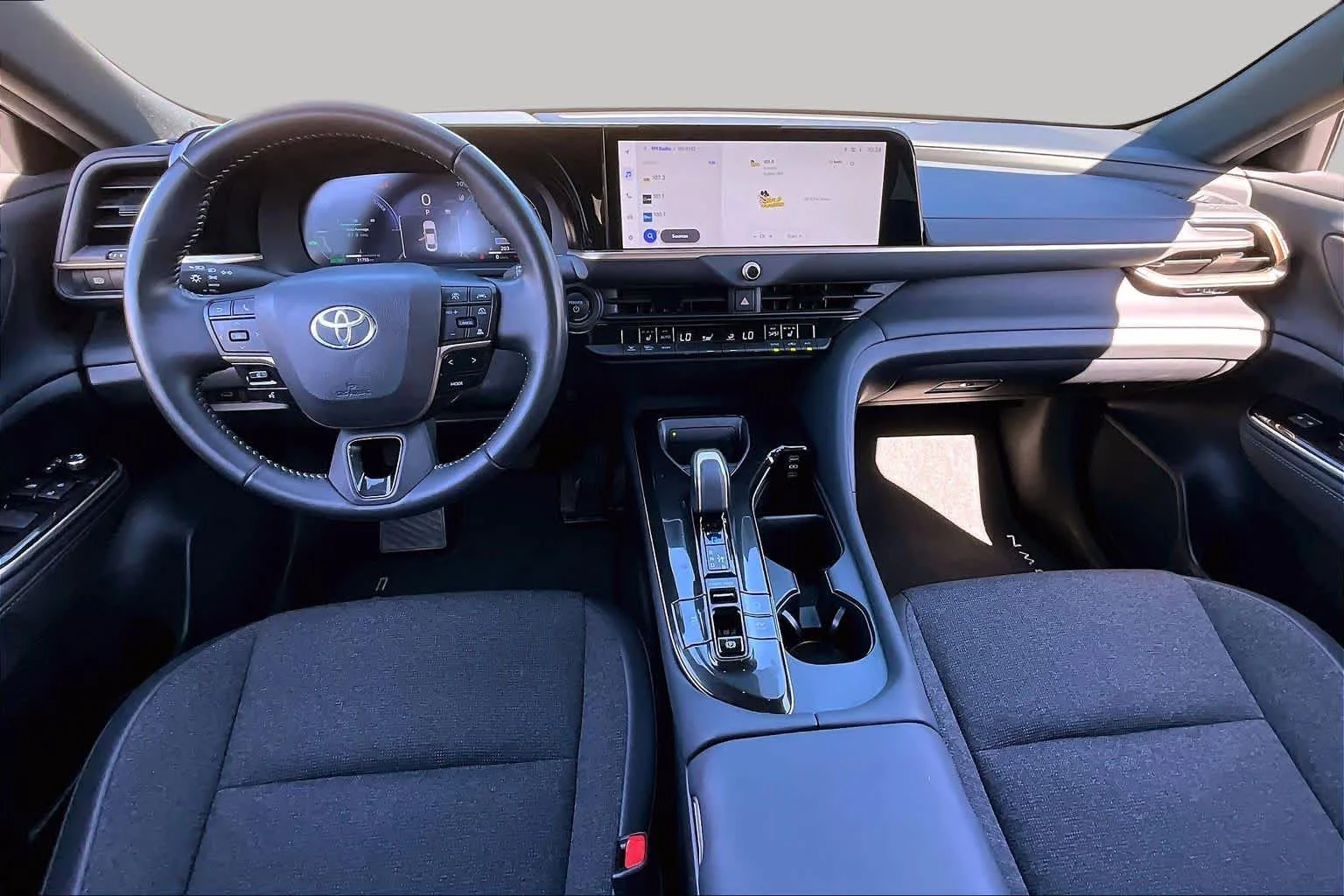 Used 2024 Oxygen White Toyota XLE image 13