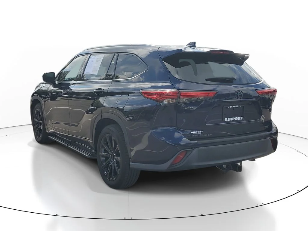 Used 2022  Toyota XLE image 4