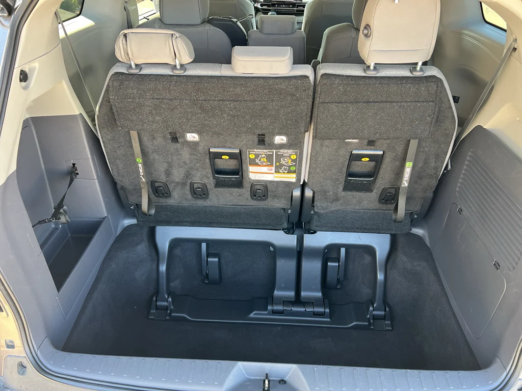 2023 Toyota Sienna LE - Photo 9