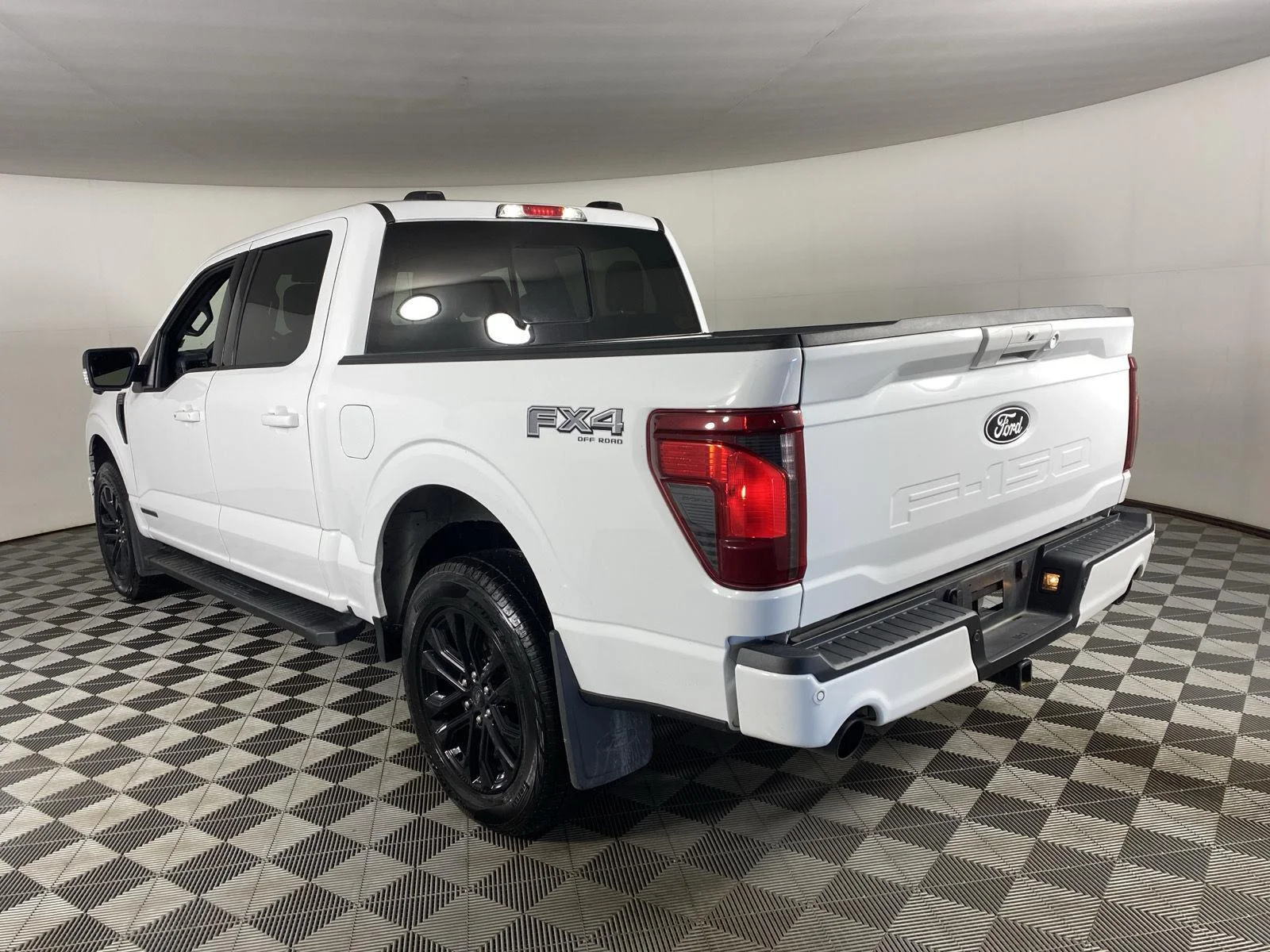 Used 2025 Oxford White Ford XLT image 8