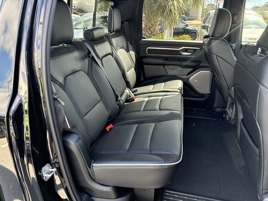 New 2026 Diamond Black Crystal Pearl-Coat Exterior Paint RAM Laramie image 31