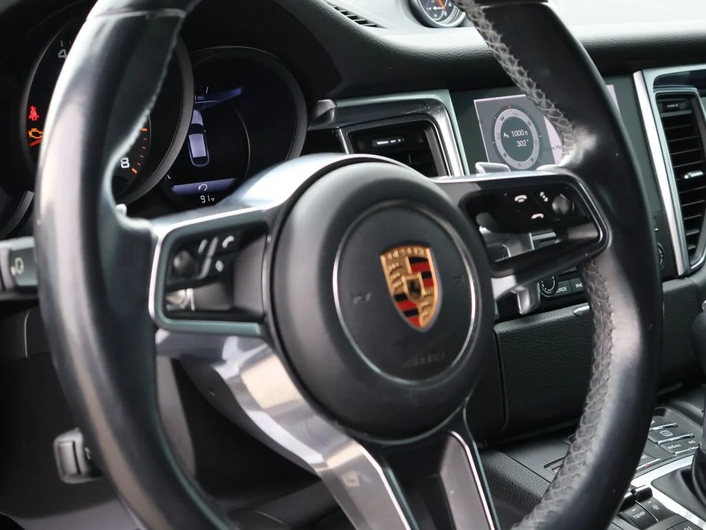 Used 2018  Porsche Base image 19