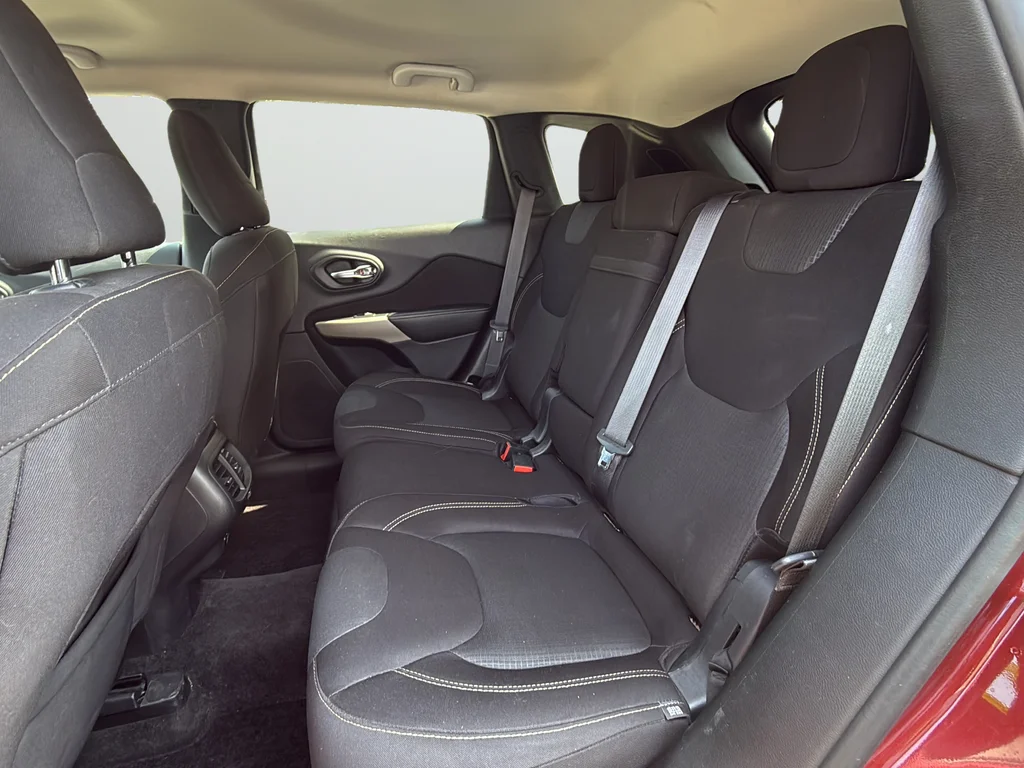 Used 2017 Red Jeep Latitude image 47