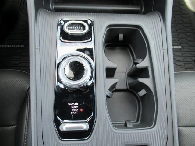 New 2026 Diamond Black Crystal Pearl-Coat Exterior Paint Jeep Limited image 25