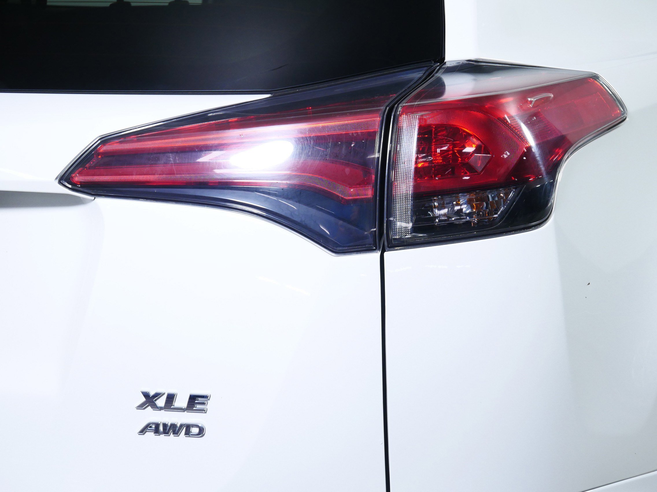 Used 2018 Super White Toyota XLE image 17