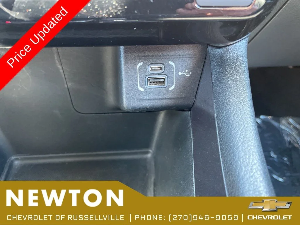 Used 2025 Bright White Clearcoat Jeep Latitude image 19