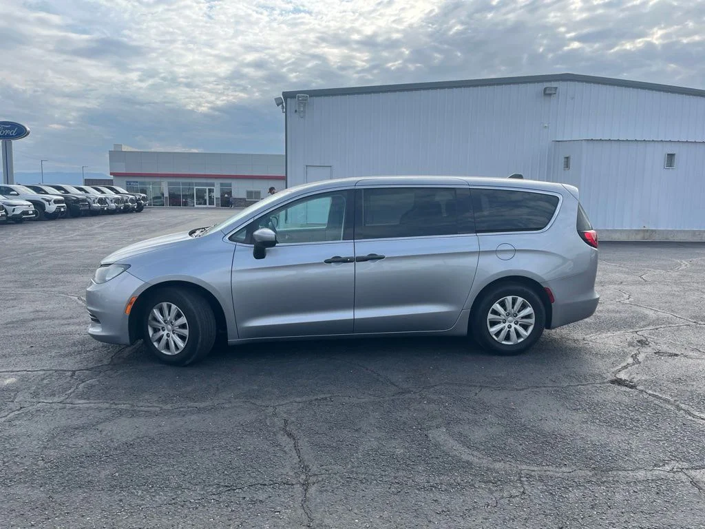 Used 2019 Billet Silver Metallic Chrysler L image 2