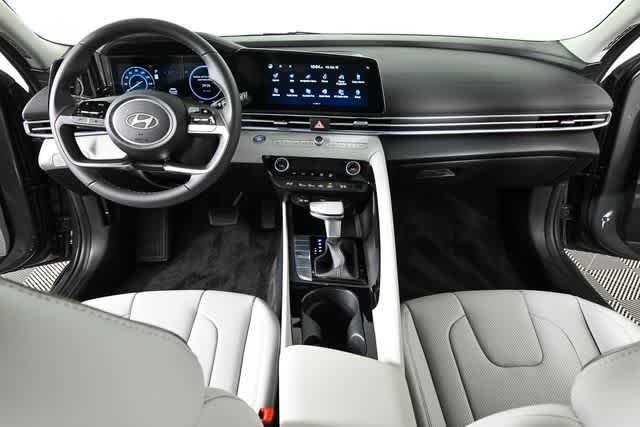 2025 Hyundai Elantra Limited - Photo 17