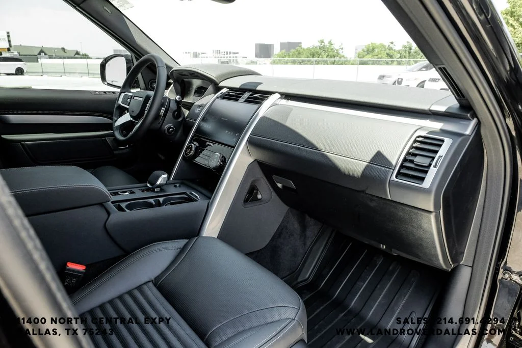 New 2026 Santorini Black Metallic Land Rover Dynamic SE image 12