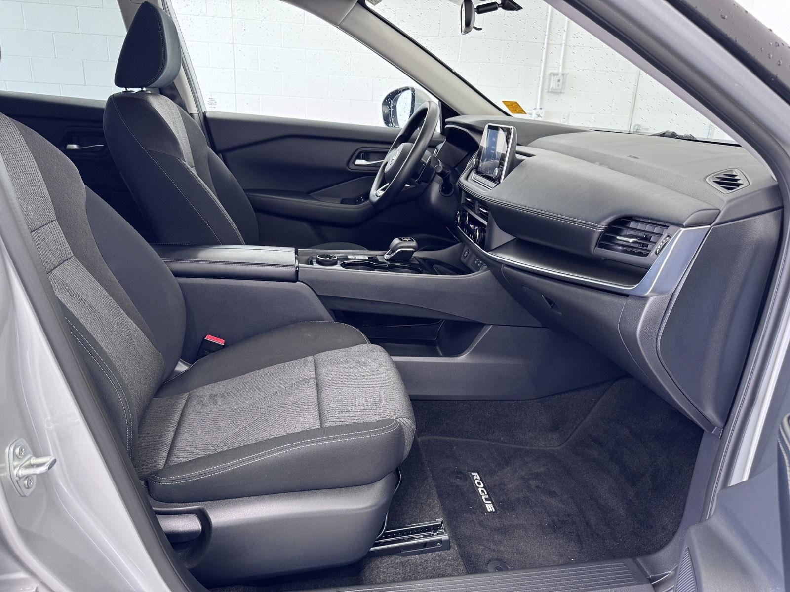 2024 Nissan Rogue SV - Photo 3