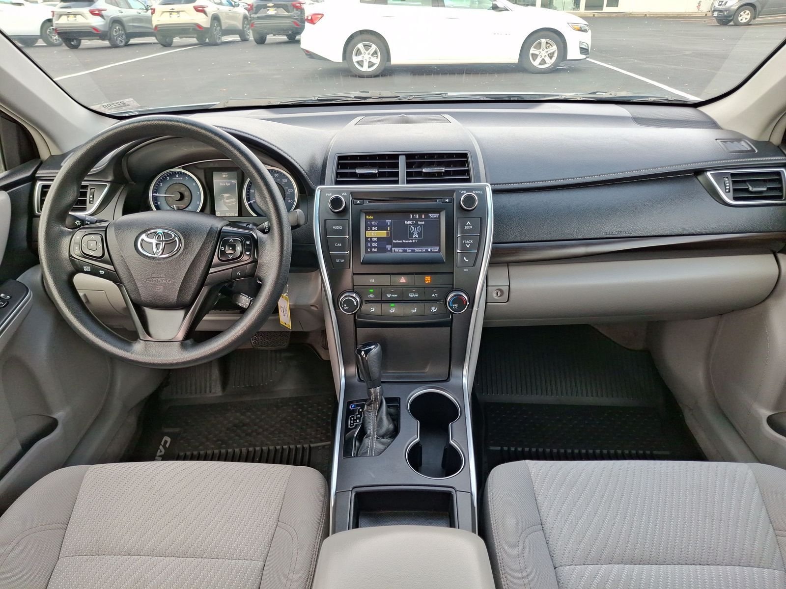 2017 Toyota Camry LE - Photo 10