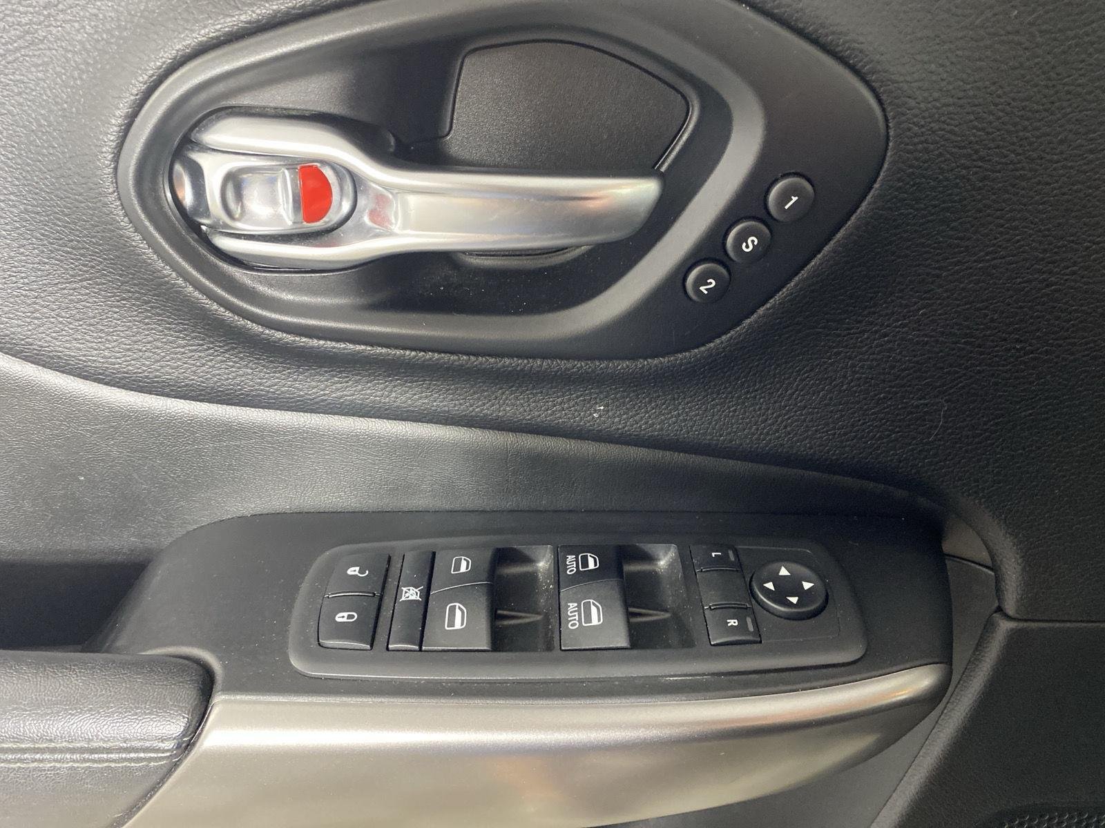 Used 2019 Olive Green Pearlcoat Jeep Limited image 12