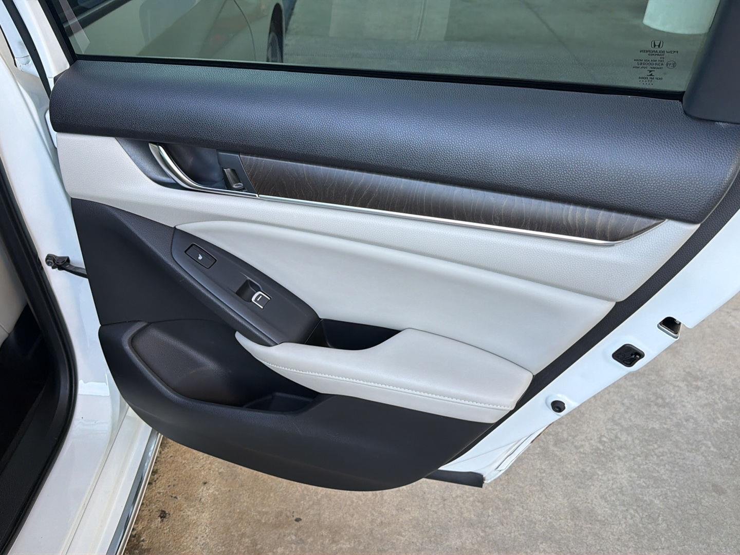 Used 2018 Platinum White Pearl Honda Touring image 15