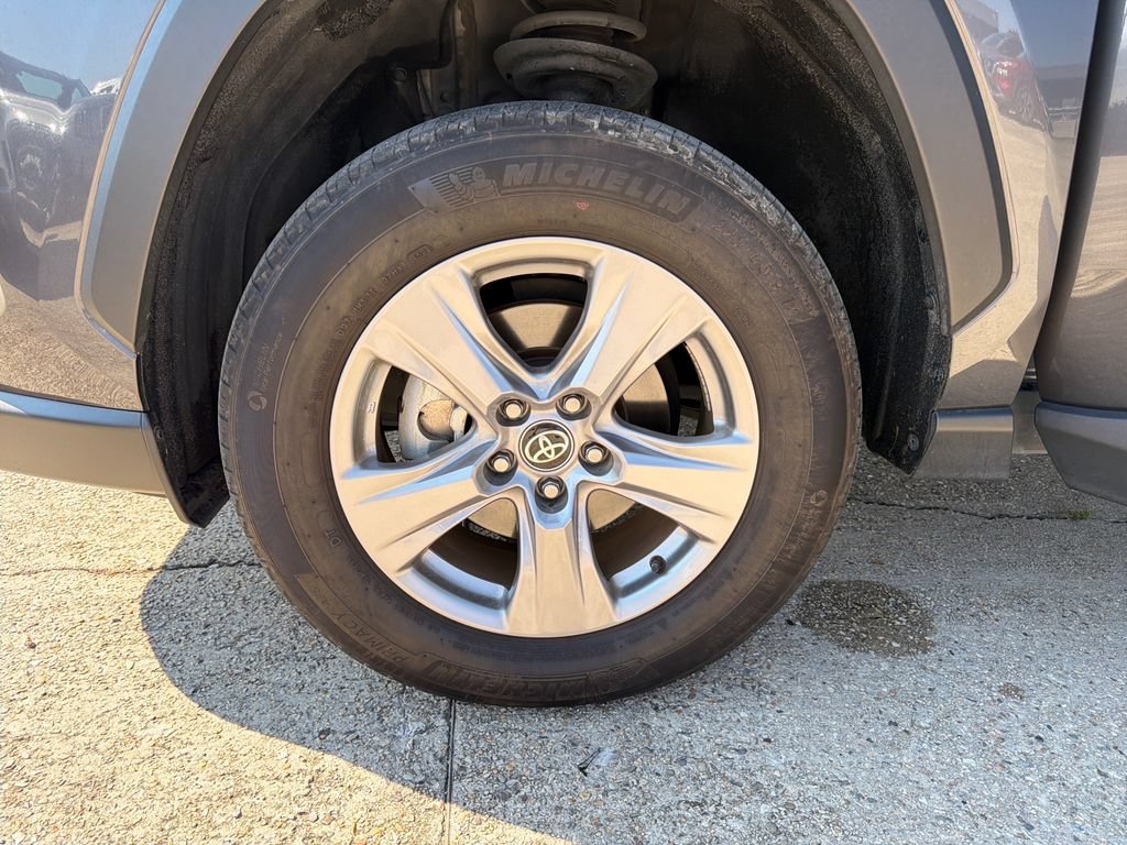 2025 Toyota RAV4 XLE - Photo 28
