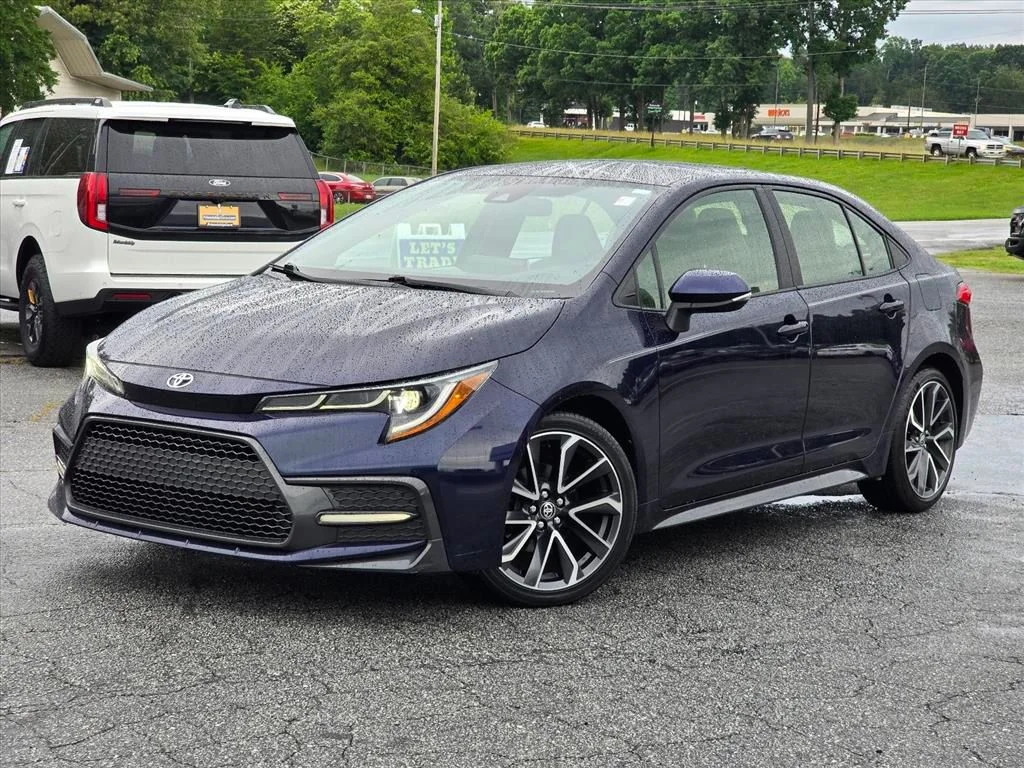 Used 2020  Toyota SE image 2