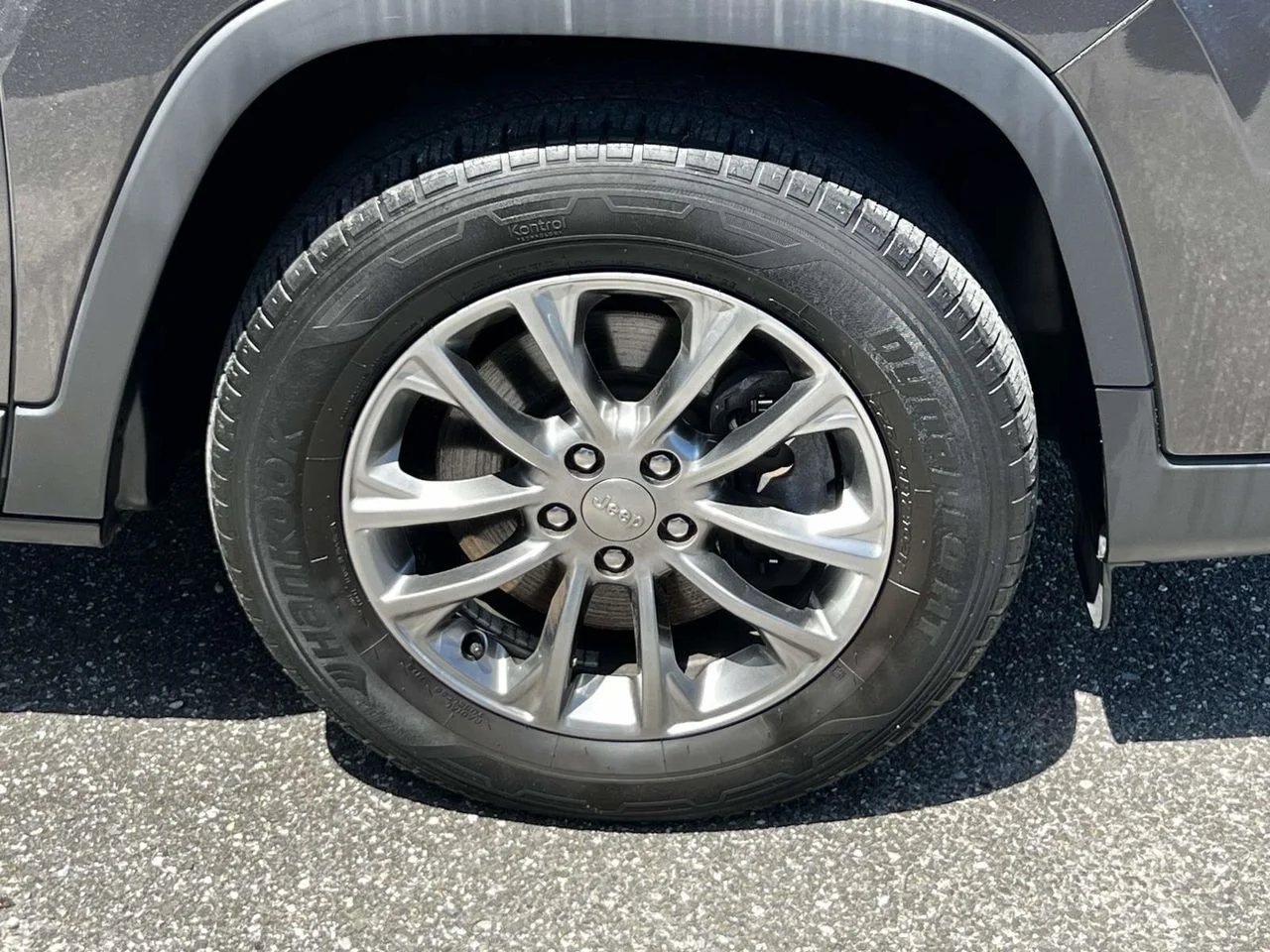 Used 2019 Granite Crystal Metallic Clearcoat Jeep Latitude Plus 4x4 image 14