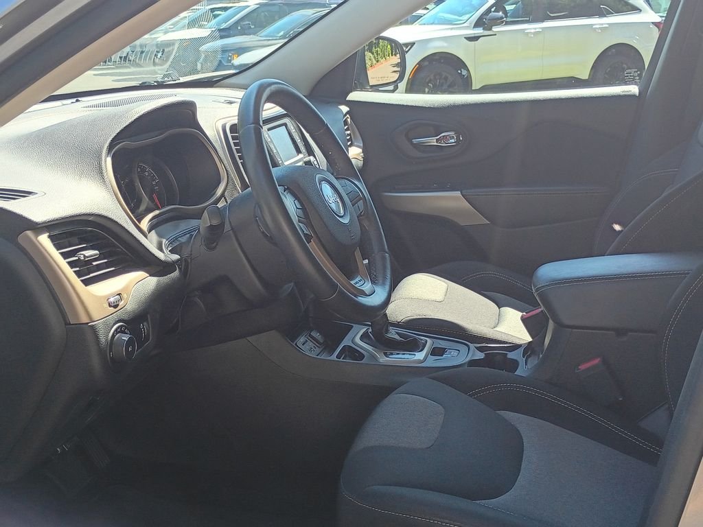 Used 2018 Billet Silver Metallic Clearcoat Jeep Latitude image 14