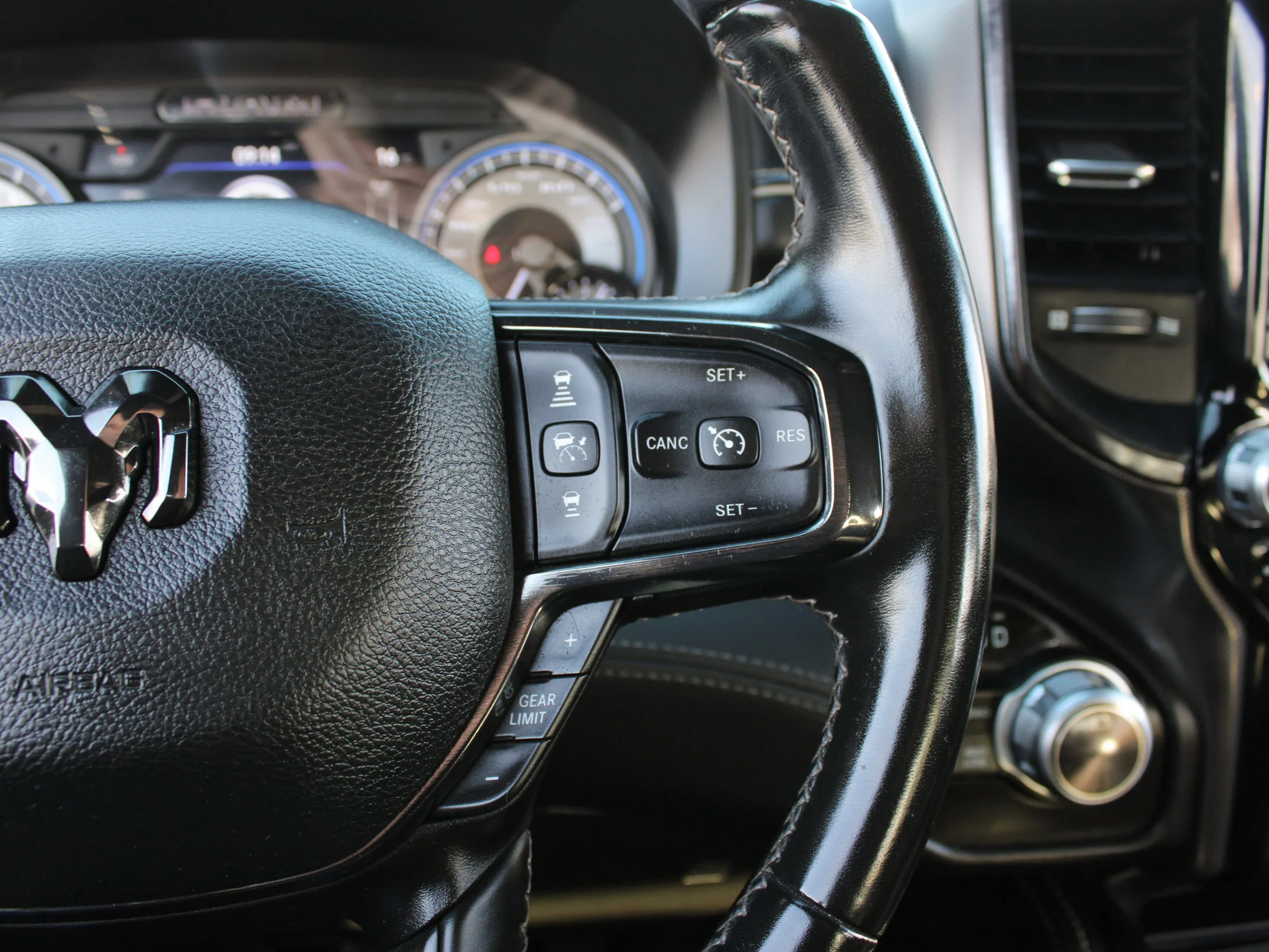 Used 2022 Grey RAM Limited * No Accidents | HEMI V8 | LOADED | ENVY Wheels | Head-Up Display | Night Edition image 25