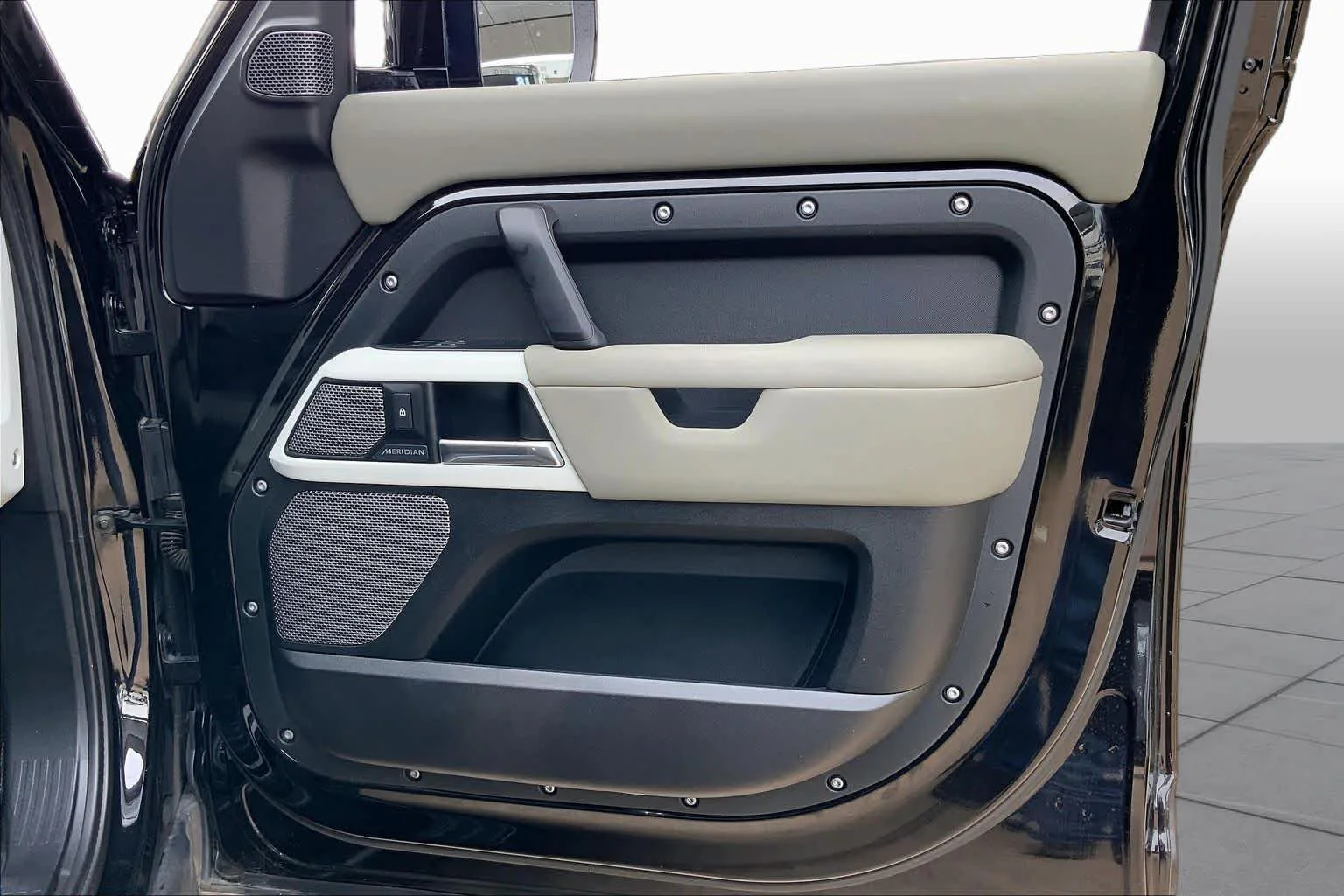 Used 2020 Santorini Black Metallic Land Rover SE image 21