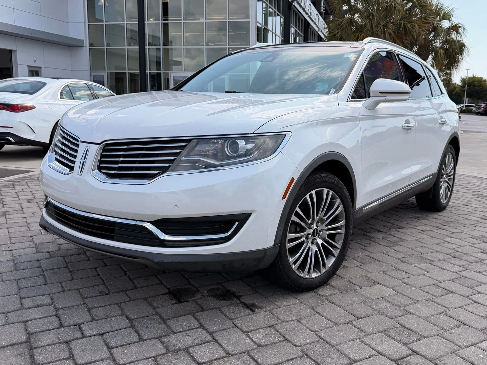 Used 2016 White Platinum Clearcoat Metallic Lincoln Reserve image 1