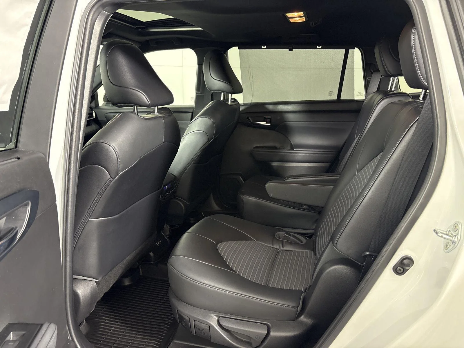 Used 2022 Wind Chill Pearl Toyota XSE image 13