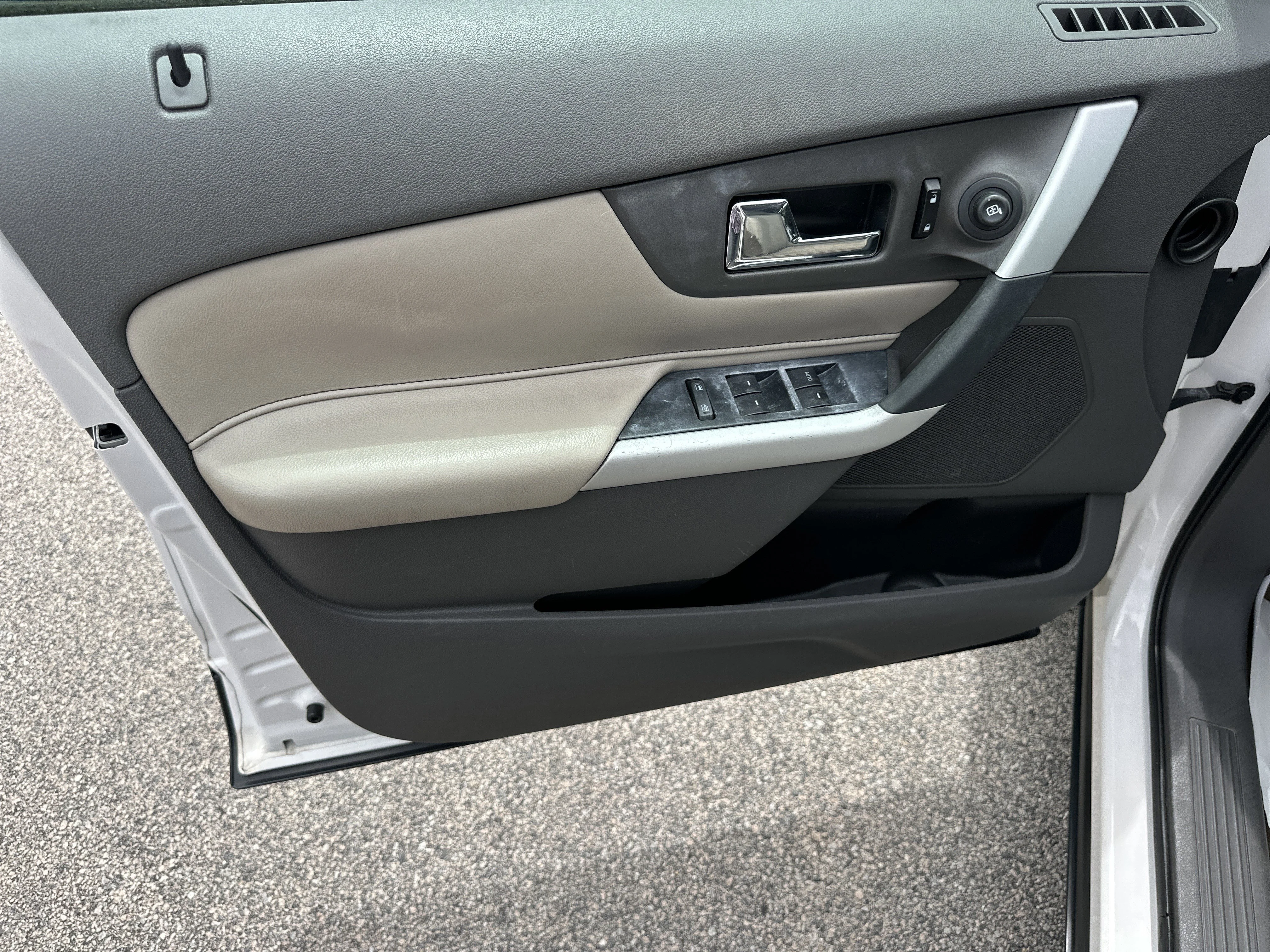 Used 2011 White Platinum Metallic Tri-Coat Ford SEL image 10