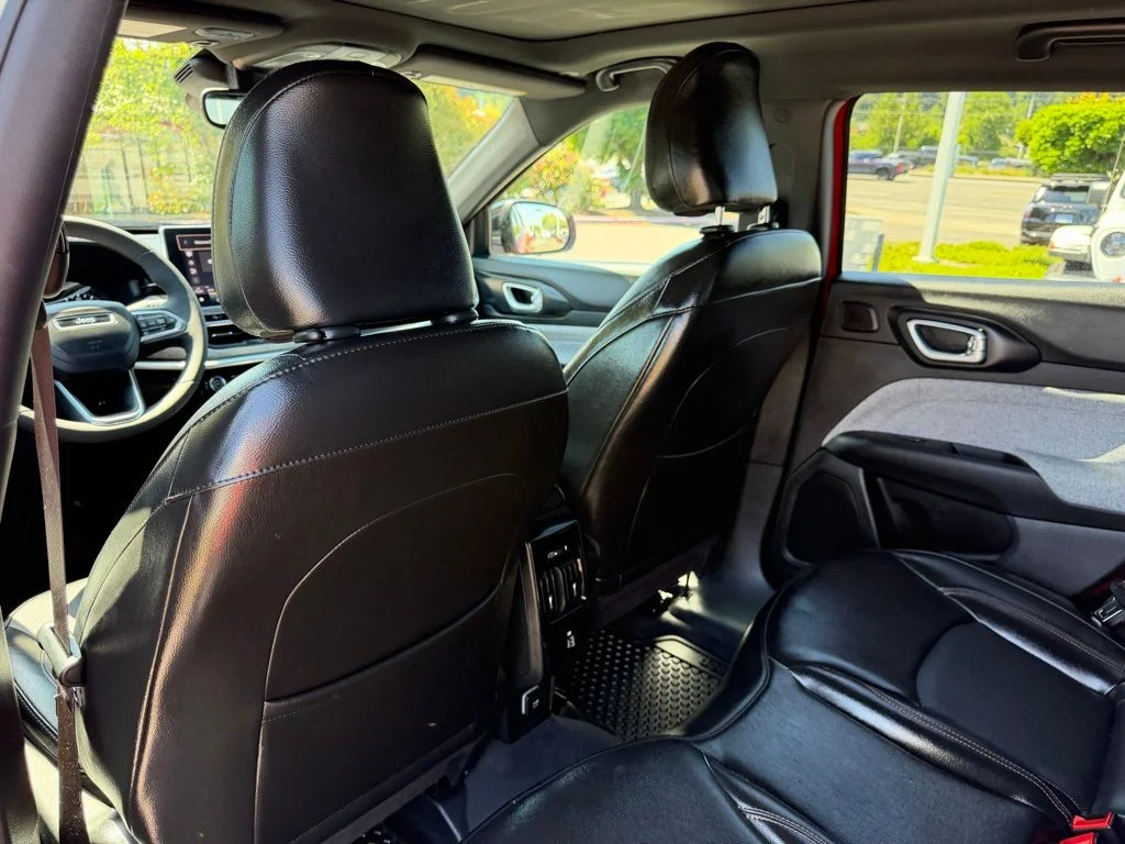 Used 2023 Redline Pearlcoat Jeep Latitude Lux image 29