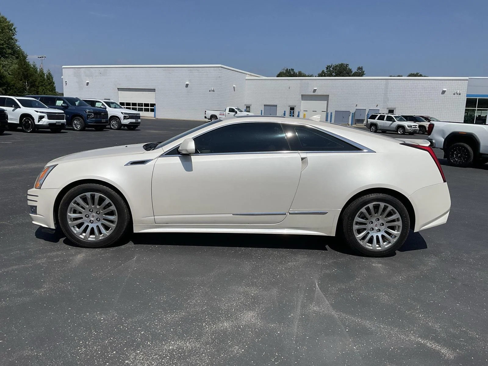 Used 2011 White Diamond Tricoat Cadillac Premium image 4