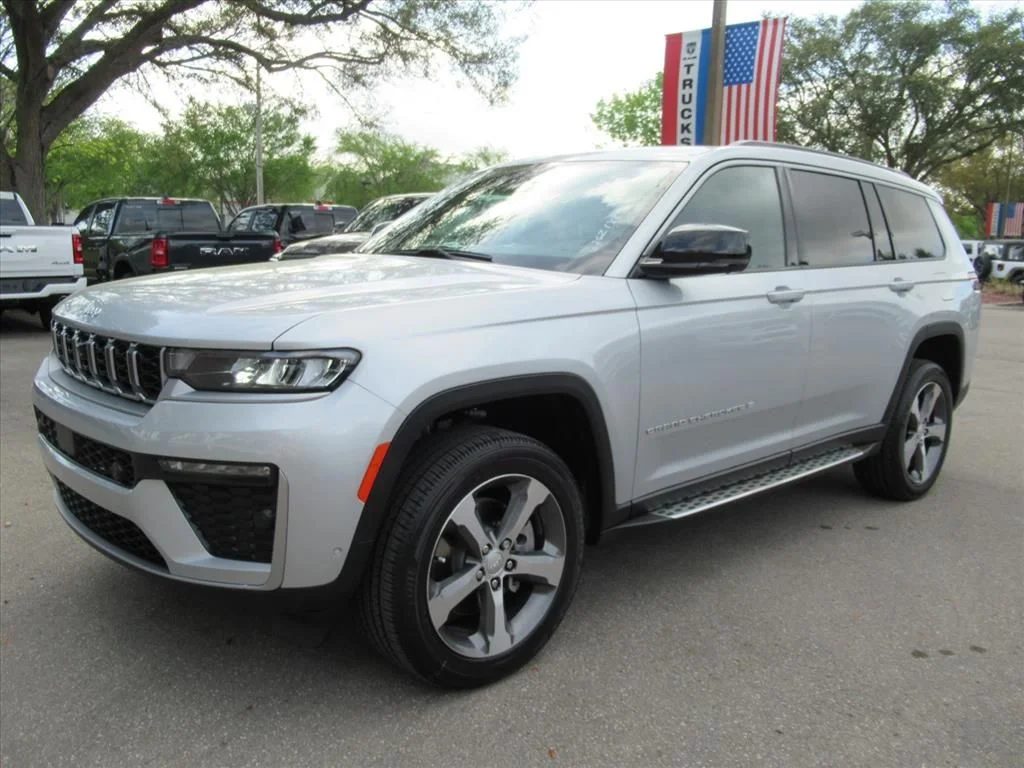 New 2026 Silver Zynith Exterior Paint Jeep Limited image 3