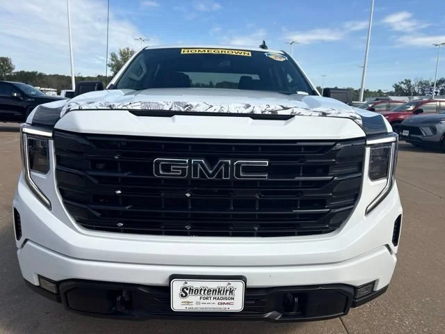 Used 2022 SUMMIT WHITE GMC Elevation image 11