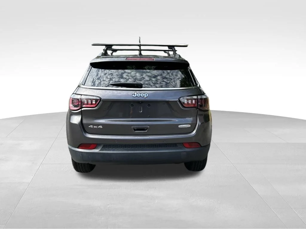 Used 2022 Gray Jeep Latitude image 4