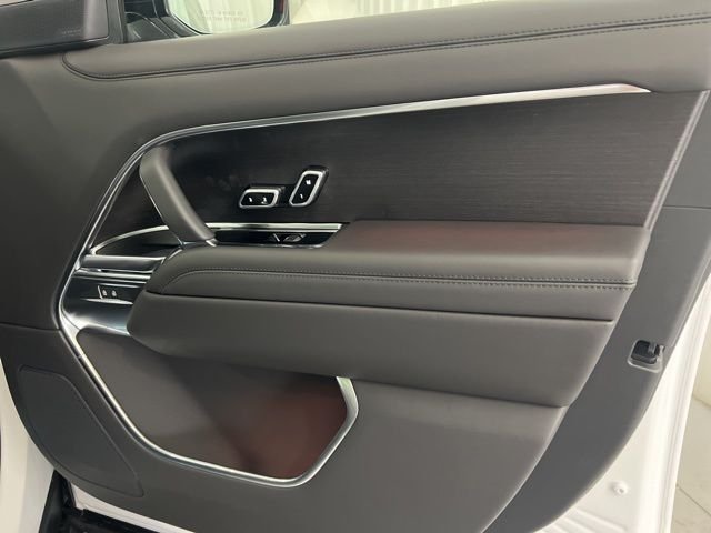 Certified Used 2025 Fuji White Land Rover SE image 21