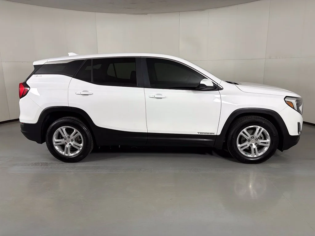 Used 2021 White GMC SLE image 9