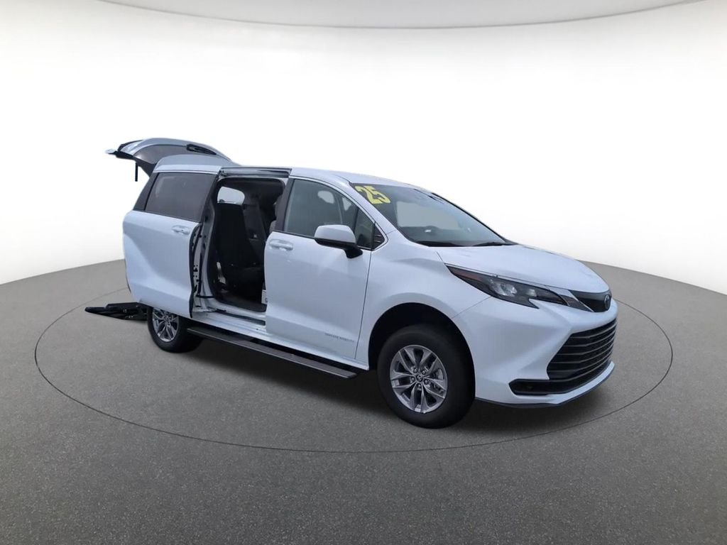 2025 Toyota Sienna LE - Photo 8