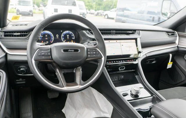 New 2026 Diamond Black Crystal Pearlcoat Jeep Altitude image 12