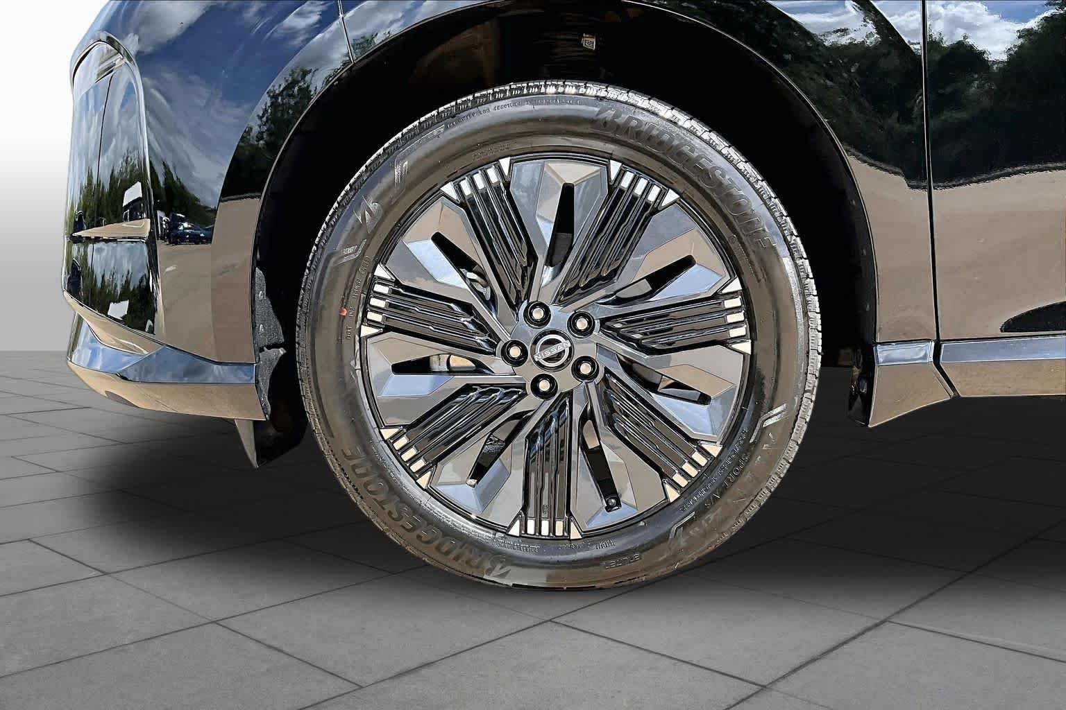 Used 2025 Super Black Nissan Platinum image 11