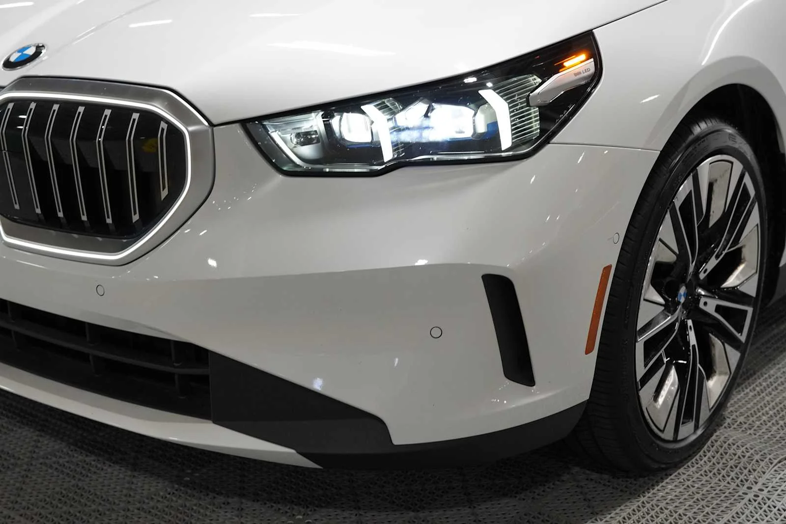 Used 2026 Mineral White Metallic BMW 530i image 7