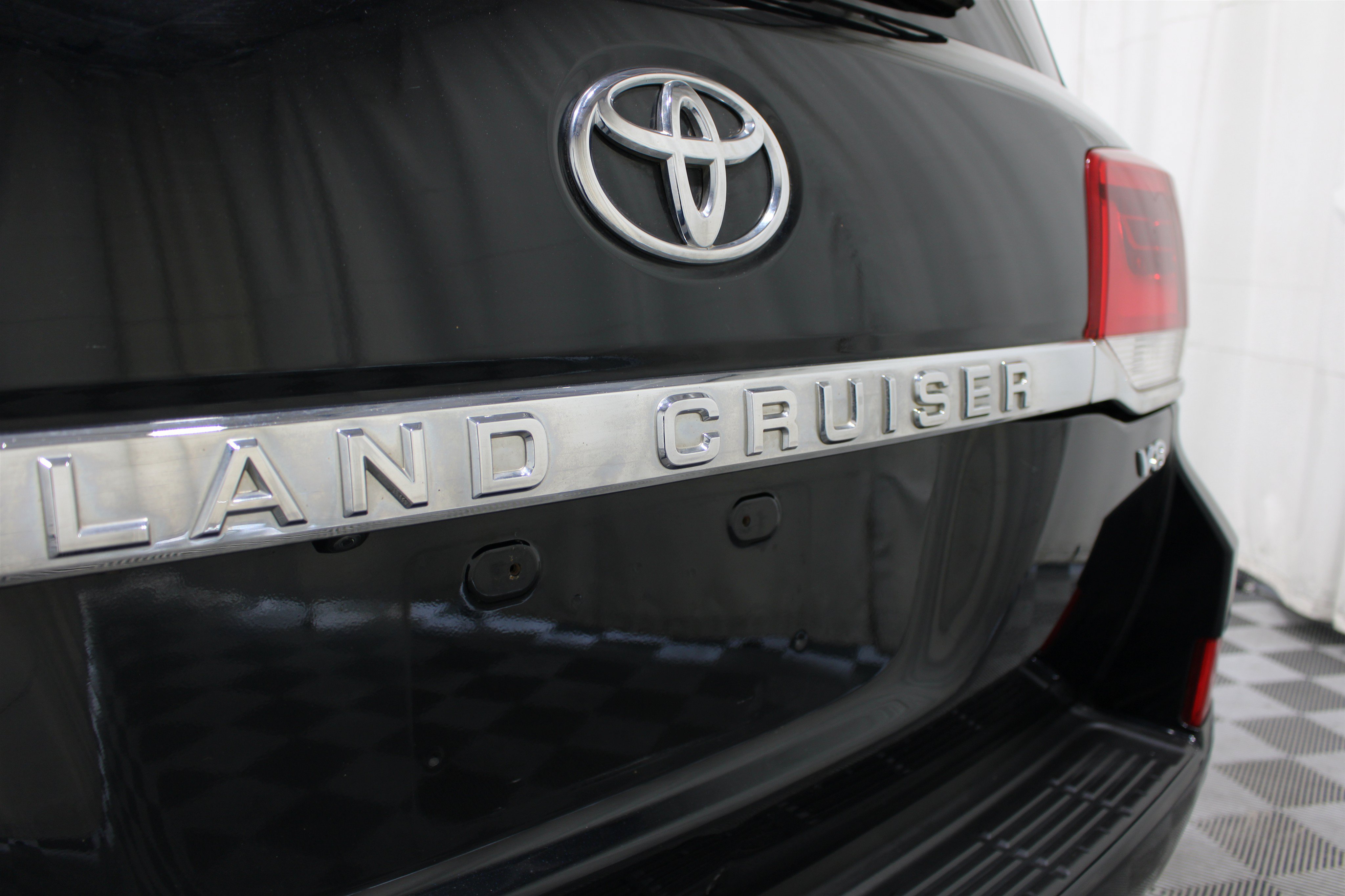Used 2018 Midnight Black Metallic Toyota 4WD V8 image 28