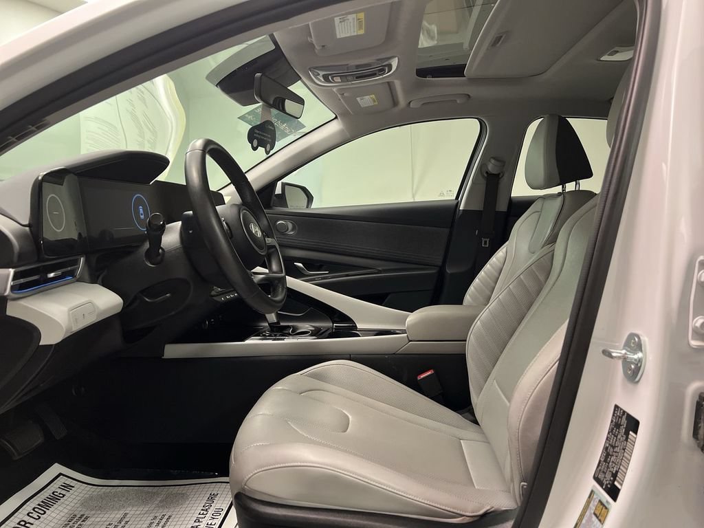2025 Hyundai Elantra Limited - Photo 11