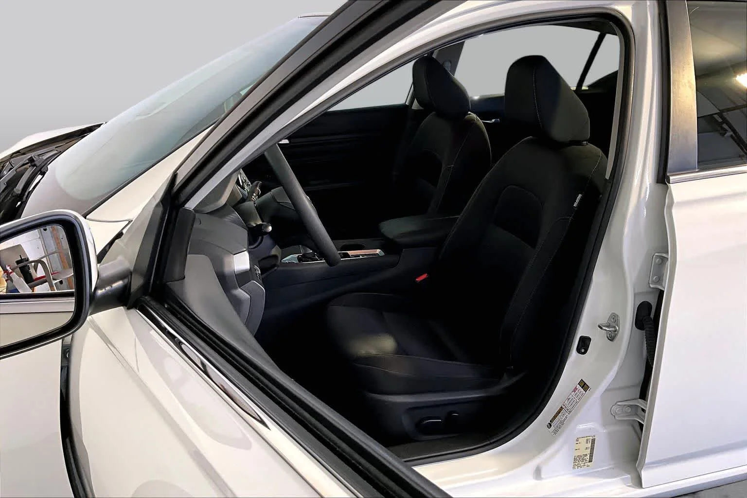 Used 2020 Glacier White Nissan 2.5 S image 9