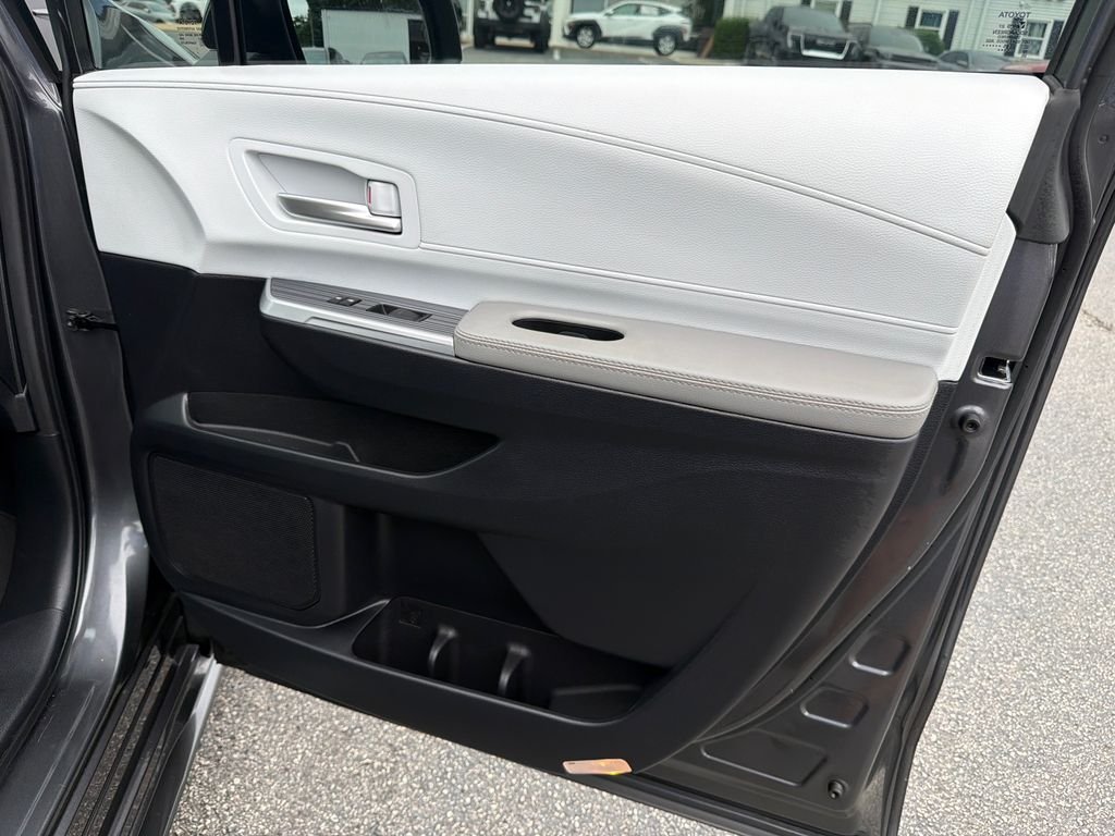 2025 Toyota Sienna XLE - Photo 14